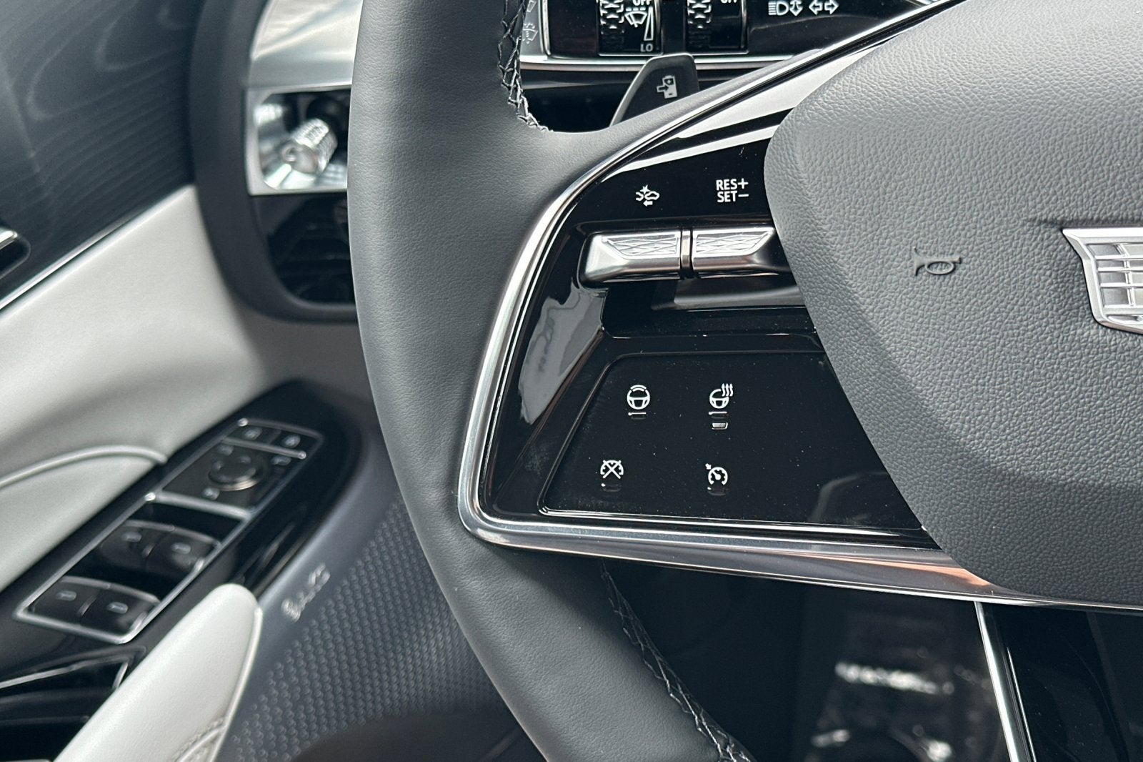 2025 Cadillac LYRIQ Sport 2