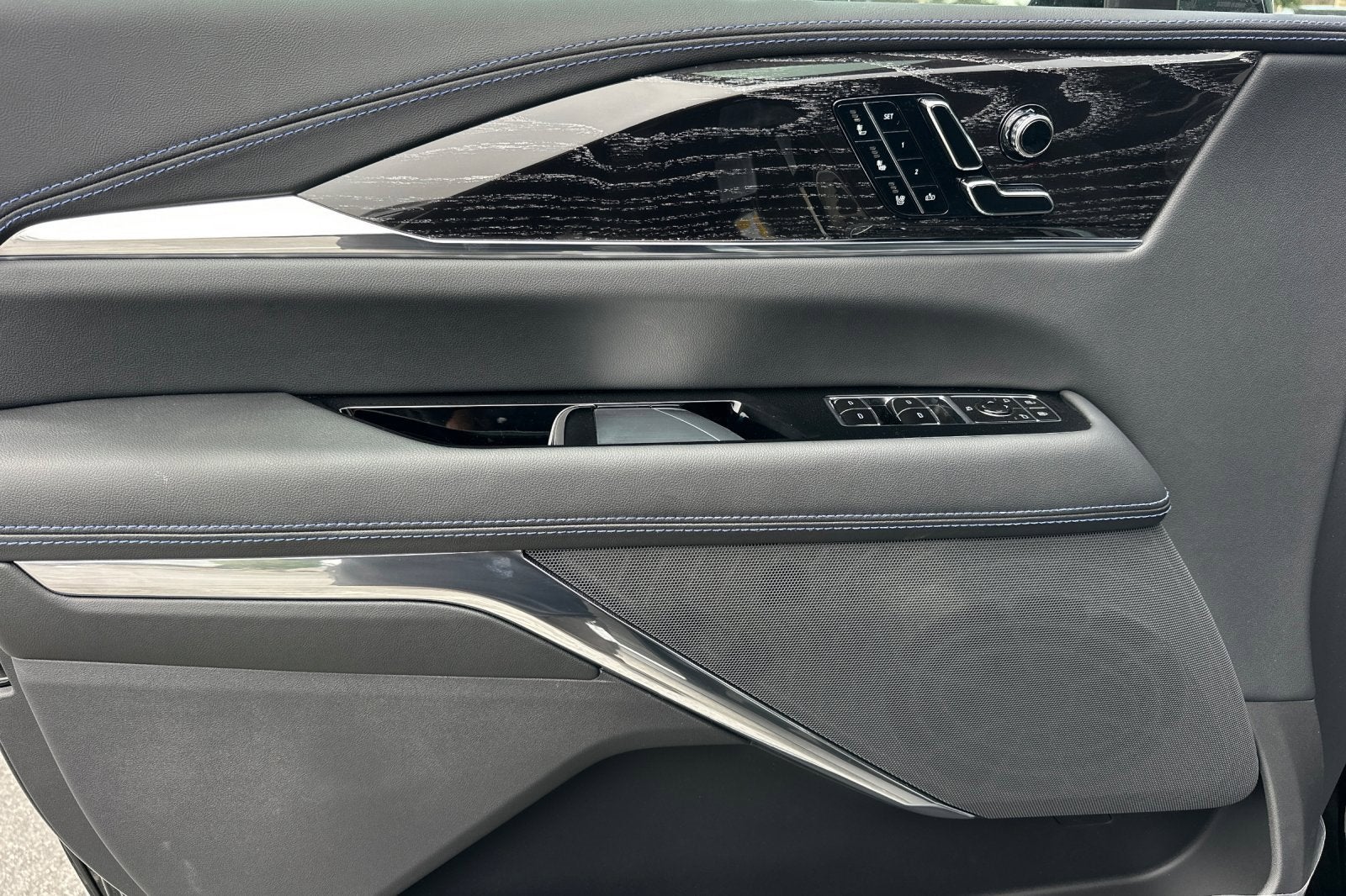 2025 Cadillac ESCALADE IQ Luxury 1