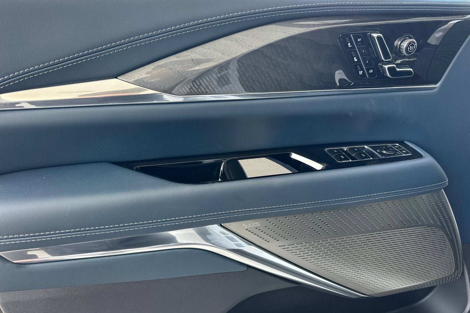 2025 Cadillac ESCALADE IQ Luxury 2