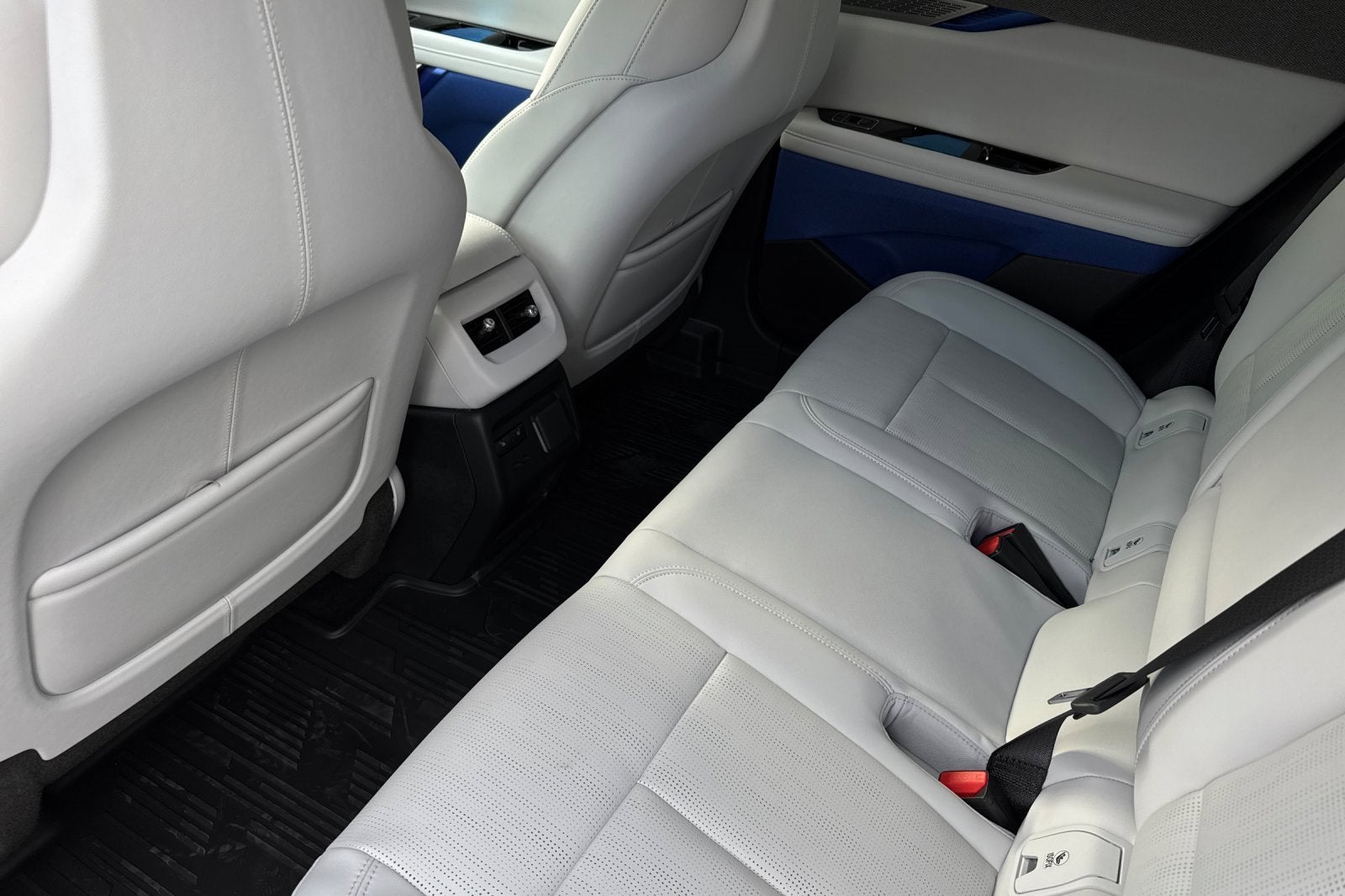 2025 Cadillac OPTIQ Luxury 2